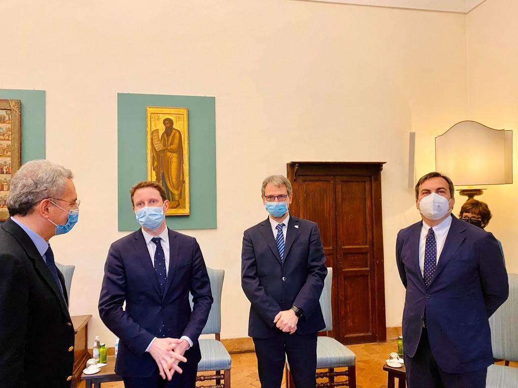 De Franse staatssecretaris voor Europese Zaken Clément Beaune en minister Vincenzo Amendola bezoeken Sant'Egidio