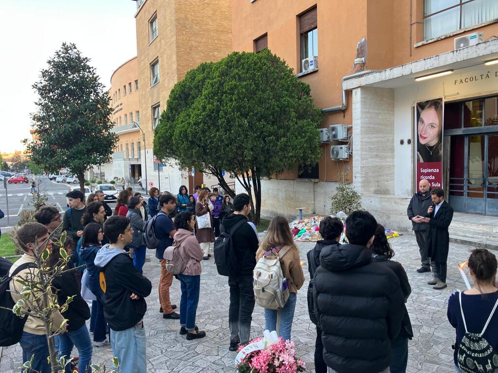 Una preghiera per dire No ad ogni forma di violenza e per non abituarsi al male. I giovani di Sant'Egidio ricordano Ilaria Sula, la studentessa uccisa, all'Univesità Sapienza di Roma