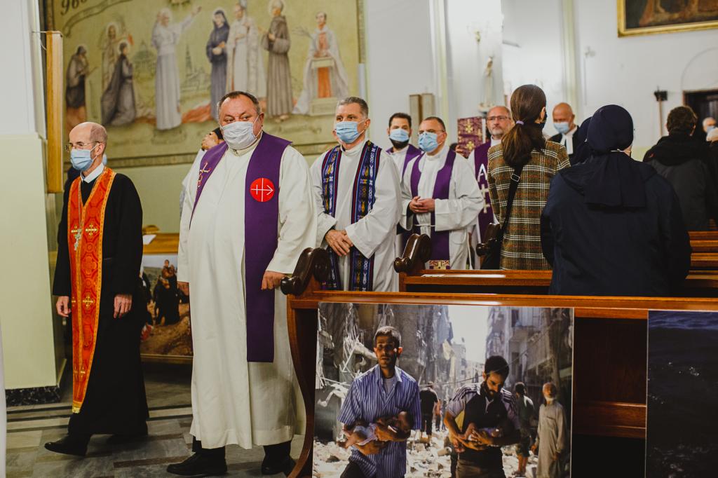 Przy krzyżu z Lesbos. Kard. Nycz przewodniczył modlitwie za uchodźców „Umrzeć z nadziei”
