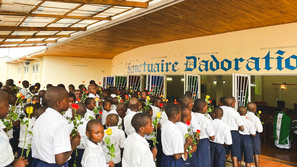 I bambini delle Scuole della Pace di Goma in pellegrinaggio alla tomba del beato Floribert Bwana Chui