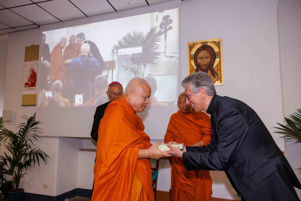 A delegation of Buddhist monks from Thailand visiting Sant'Egidio in the name of peace