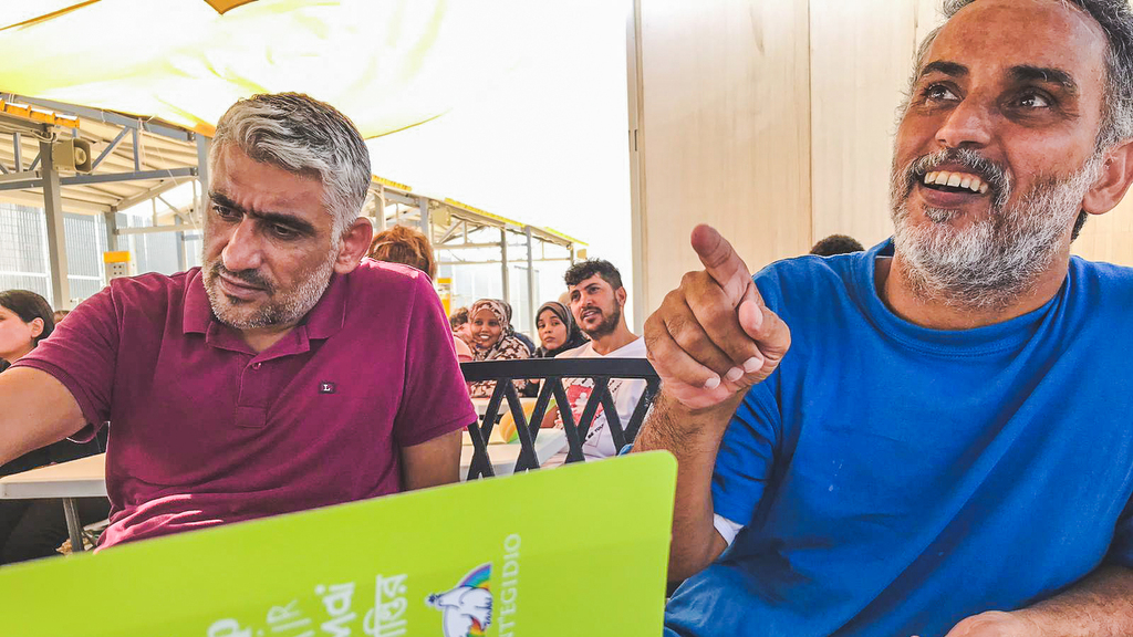 Auf Zypern sind im Flüchtlingslager Pournara die Sprachkurse für Englisch eine Begegnung von verschiedenen Welten. Hier kann man die Sprache des Friedens lernen