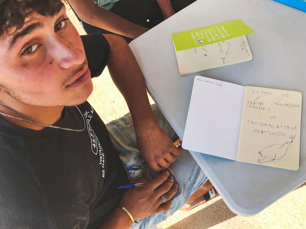 Auf Zypern sind im Flüchtlingslager Pournara die Sprachkurse für Englisch eine Begegnung von verschiedenen Welten. Hier kann man die Sprache des Friedens lernen