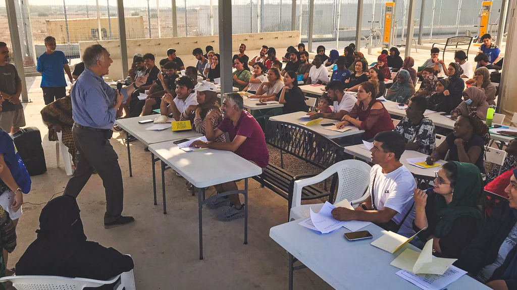 Auf Zypern sind im Flüchtlingslager Pournara die Sprachkurse für Englisch eine Begegnung von verschiedenen Welten. Hier kann man die Sprache des Friedens lernen
