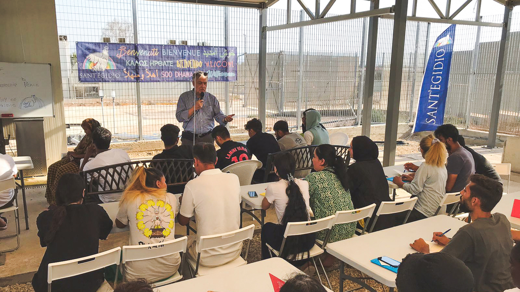 Auf Zypern sind im Flüchtlingslager Pournara die Sprachkurse für Englisch eine Begegnung von verschiedenen Welten. Hier kann man die Sprache des Friedens lernen