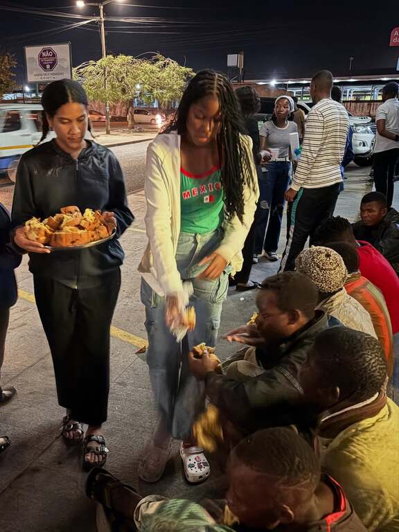 Faz frio nas ruas! E' inverno nell'emisfero sud del nostro pianeta. In Mozambico Sant'Egidio lancia una campagna di solidarietà per aiutare chi vive per strada