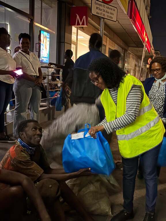 Faz frio nas ruas! E' inverno nell'emisfero sud del nostro pianeta. In Mozambico Sant'Egidio lancia una campagna di solidarietà per aiutare chi vive per strada