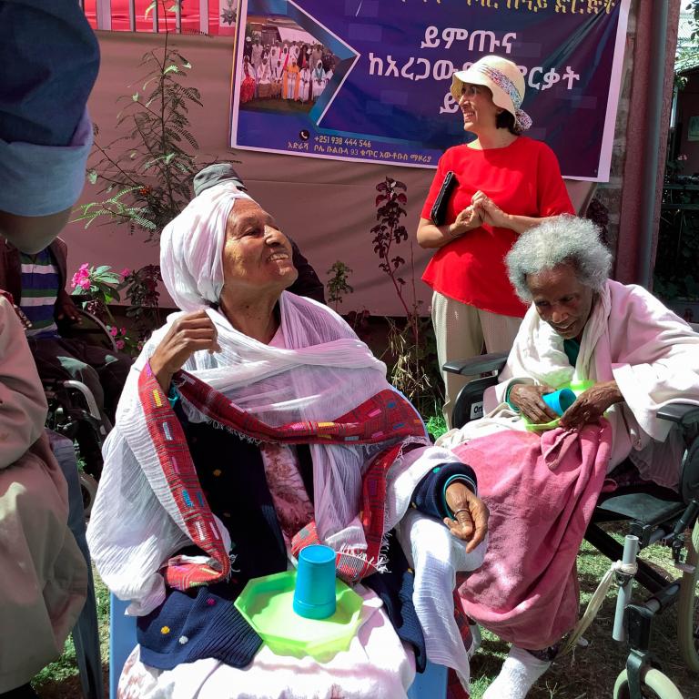 En Etiopía los Jóvenes por la Paz comparten con los ancianos el pan tradicional de las fiestas