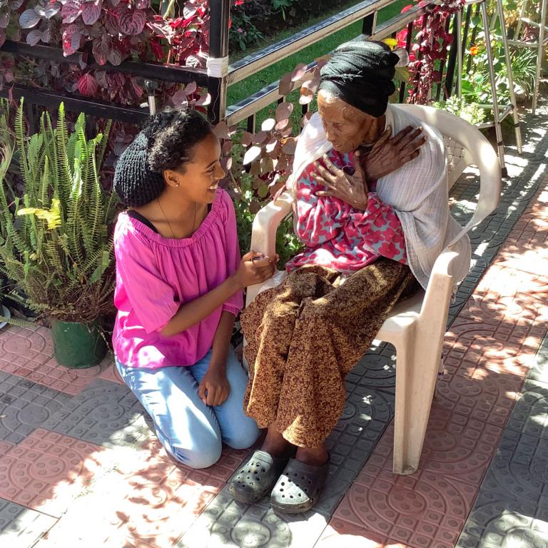 En Etiopía los Jóvenes por la Paz comparten con los ancianos el pan tradicional de las fiestas