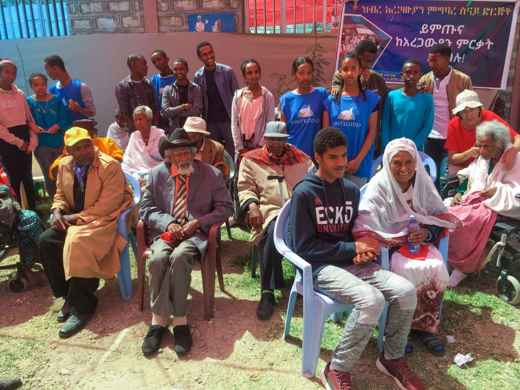 En Etiopía los Jóvenes por la Paz comparten con los ancianos el pan tradicional de las fiestas