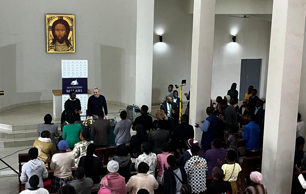 Sant'Egidio in Malawi: ein Weg des Friedens in einem sich wandelnden Land. Treffen der Gemeinschaften und der Jugend für den Frieden beim Besuch von Marco Impagliazzo