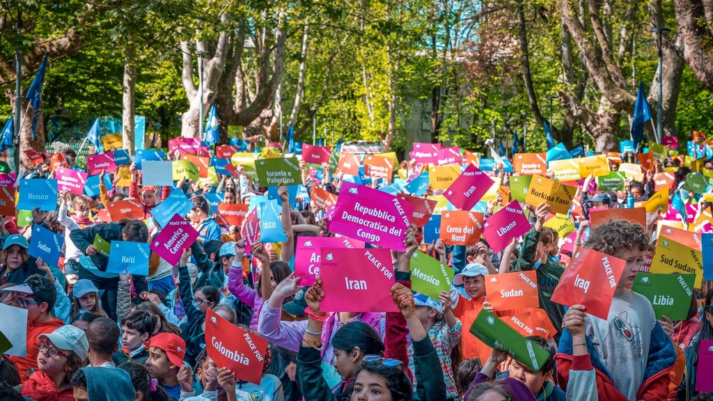 A Novara, Il messaggio di 2 mila bambini: 